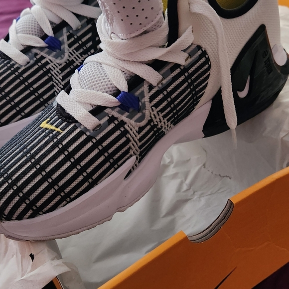 Nike - Picture 16 of 16